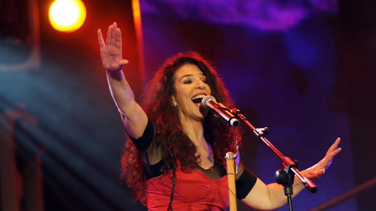La cantautrice napoletana Teresa De Sio durante un concerto