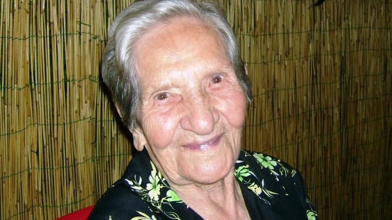 In strada per festeggiare i 100 anni di nonna Pierina