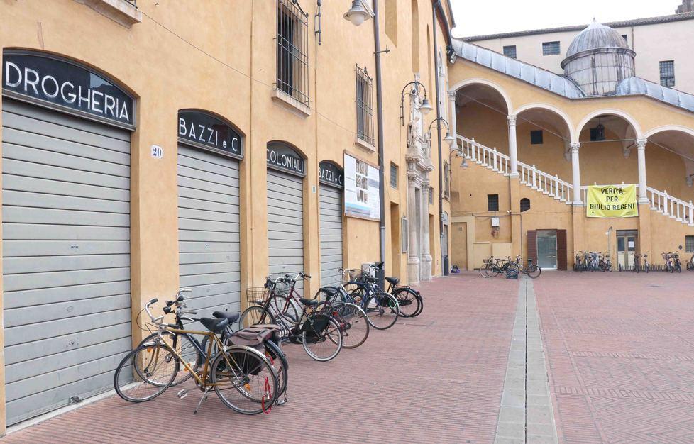 Ferrara, lo street-food rianima le botteghe chiuse  