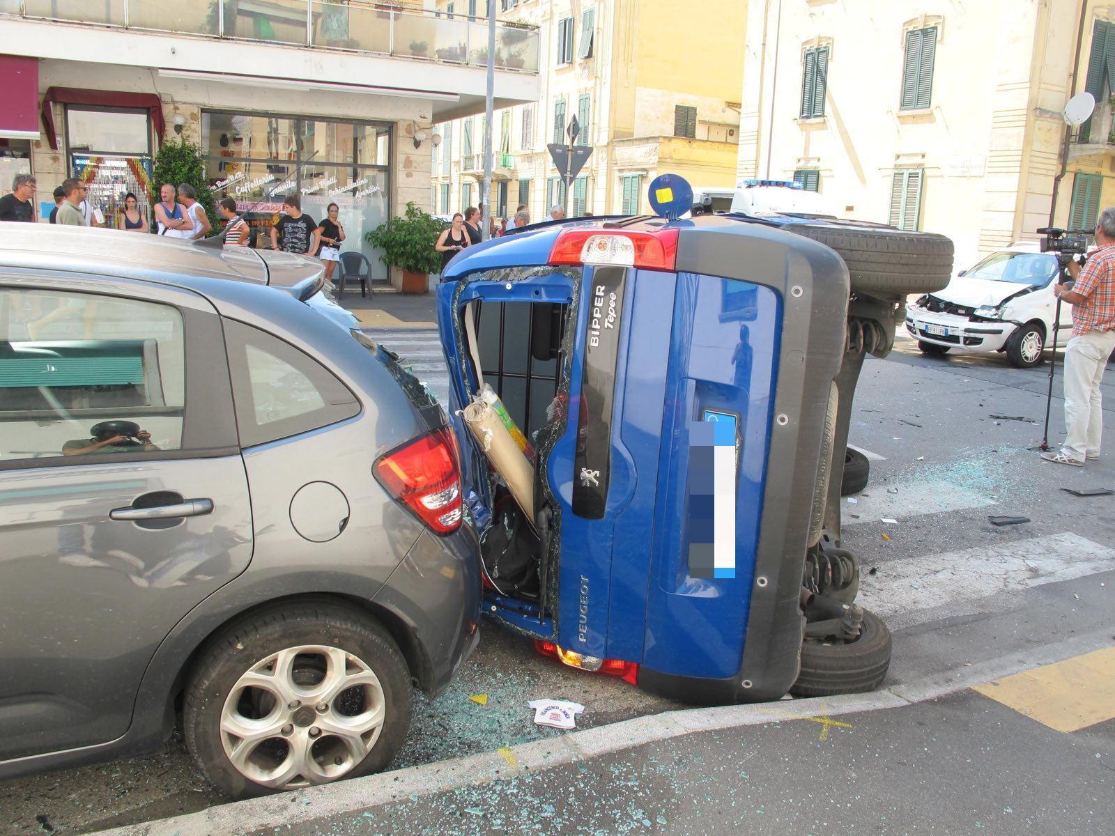 Si ribalta con l'auto dopo lo scontro e finisce su una macchina in sosta 