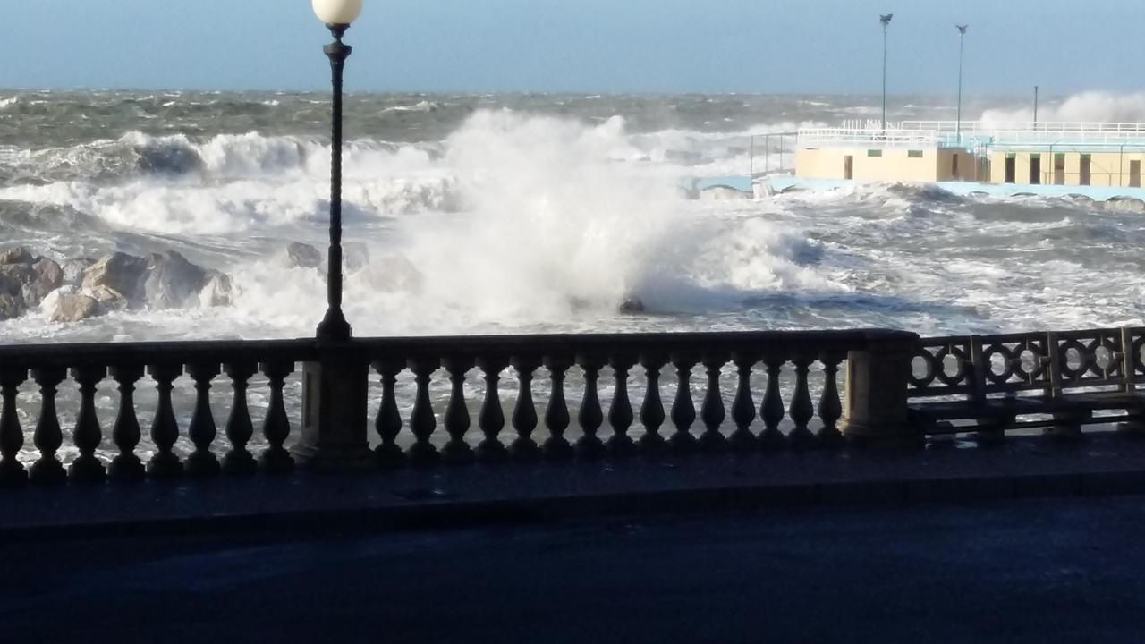 Il mare mosso durante una raffica di Libeccio