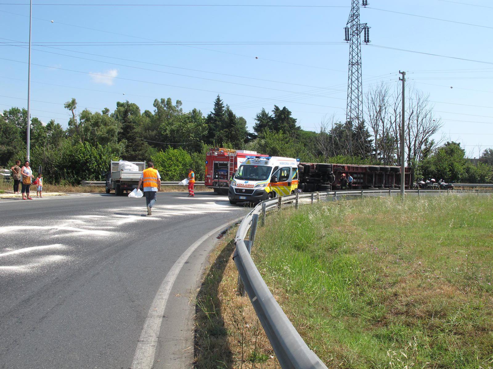 Perde il controllo del camion e si ribalta: autista liberato dai vigili del fuoco