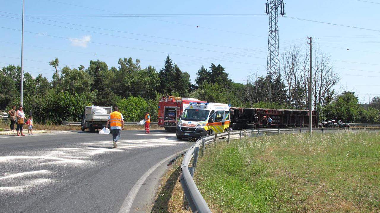 Perde il controllo del camion e si ribalta: autista liberato dai vigili del fuoco
