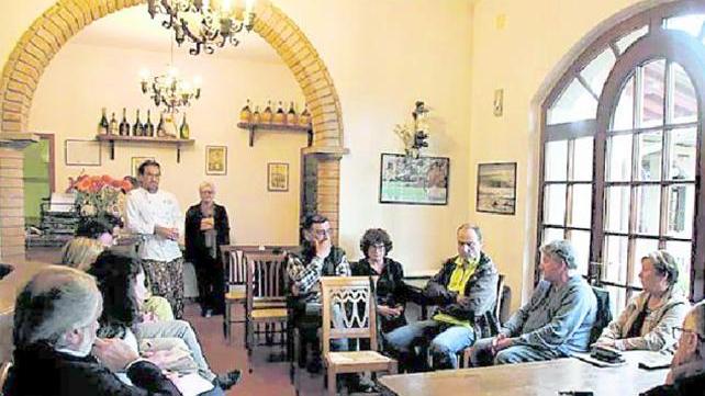 I presenti a un recente incontro e sotto una veduta di San Carlo Terme