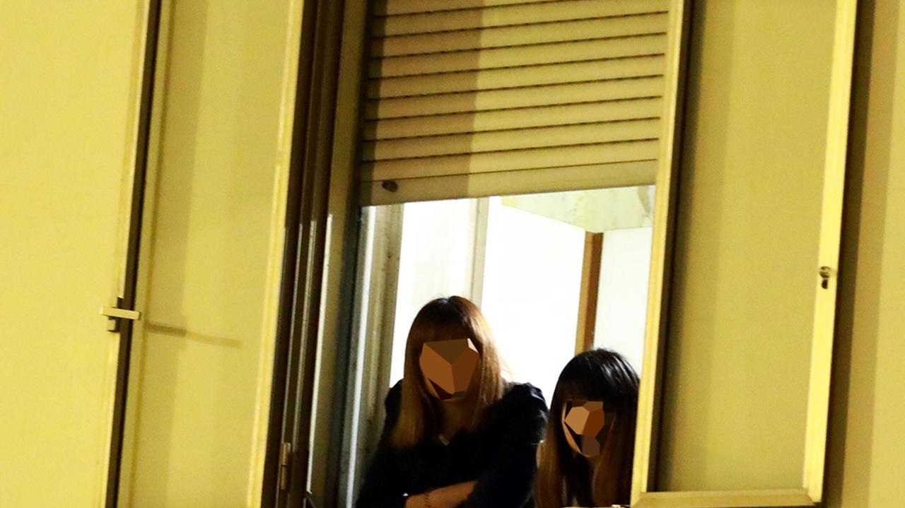 Prostitute cinesi alla finestra di un appartamento (foto d'archivio)