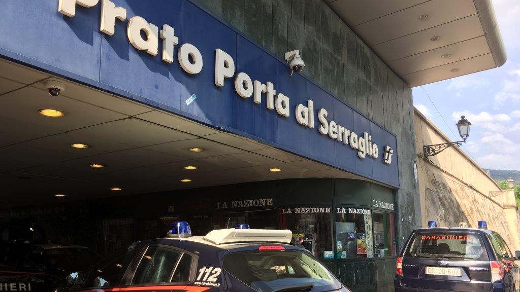 Pattuglie dei carabinieri davanti alla stazione di Porta al Serraglio