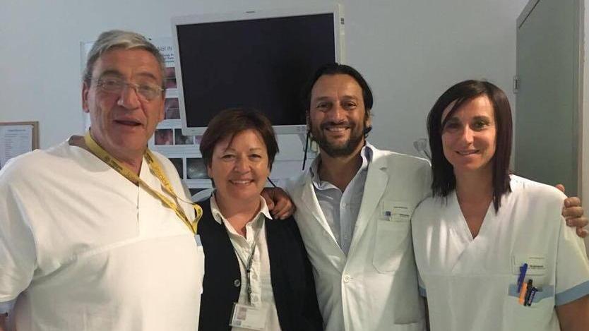 A sinistra Antonio Sarno, qui sopra in mezzo ad alcuni colleghi di Otorino laringoiatria