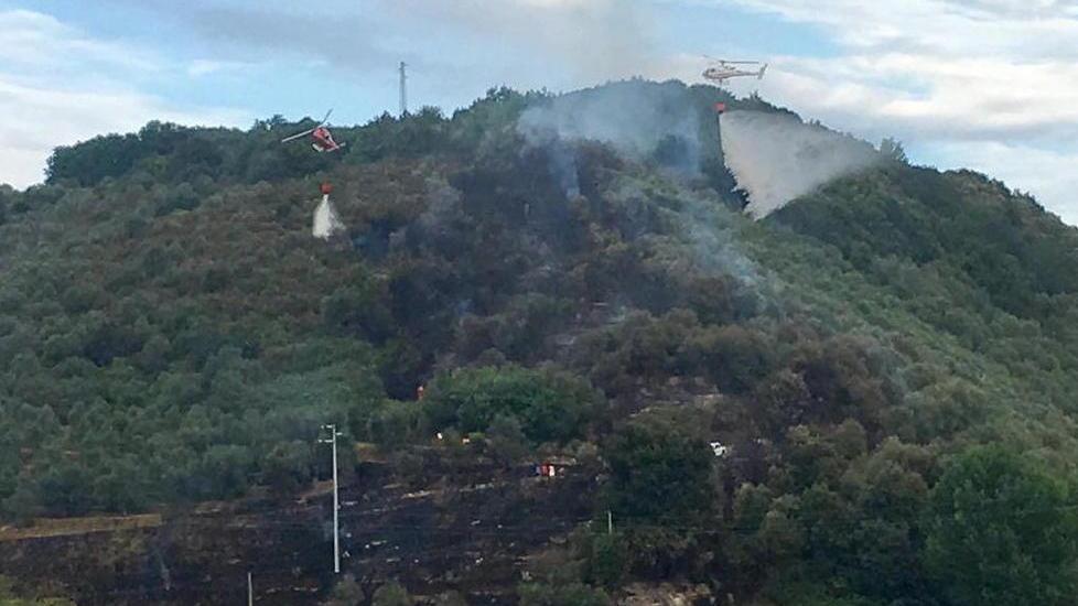 Elicottero e mezzi antincendio in azione a Vecchiano