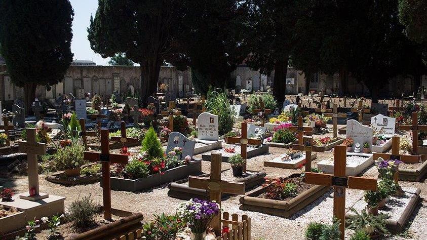 «Nessun errore, il cimitero chiude alle 12»
