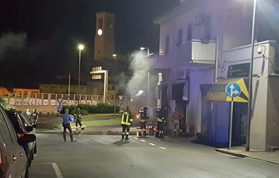 Incendio nell’officina di un gommista