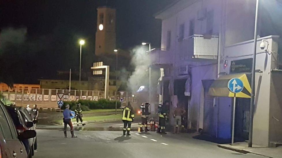 Incendio nell’officina di un gommista