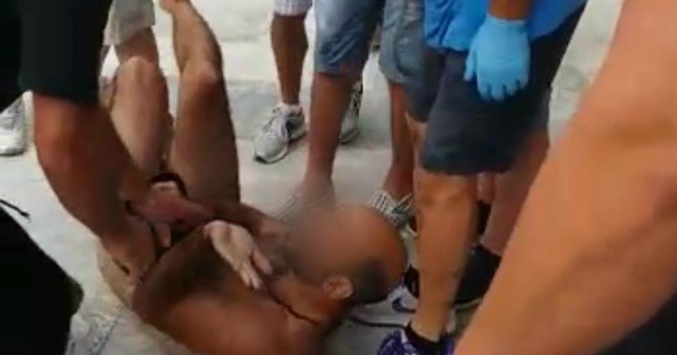 Nudo tra la folla, viene preso a calci