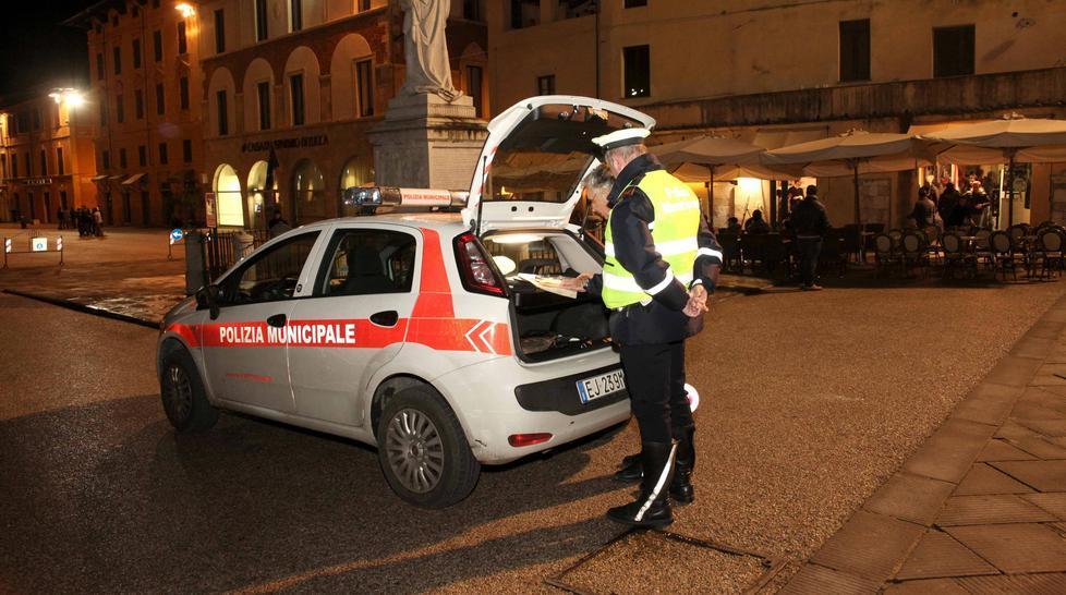 Fanno pipì davanti  all’ingresso delle case