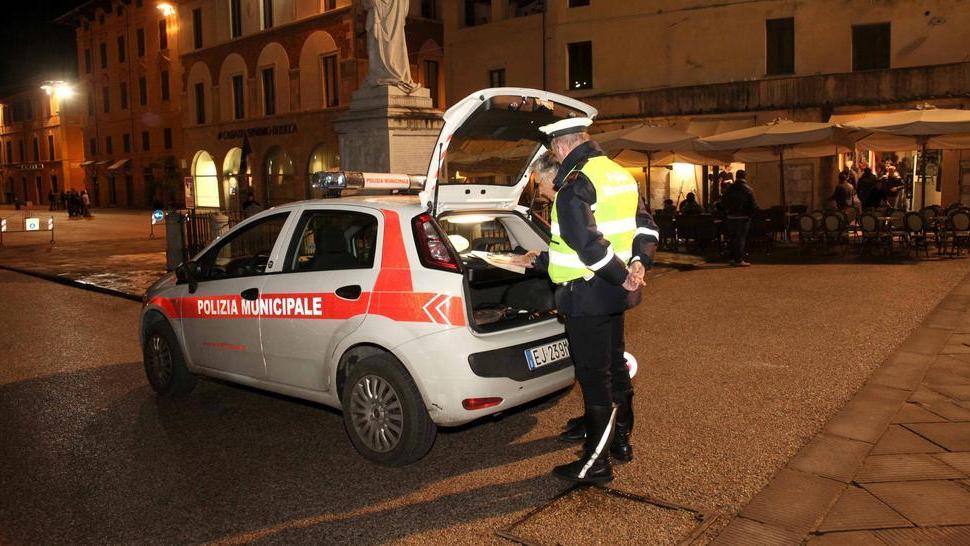 Fanno pipì davanti all’ingresso delle case