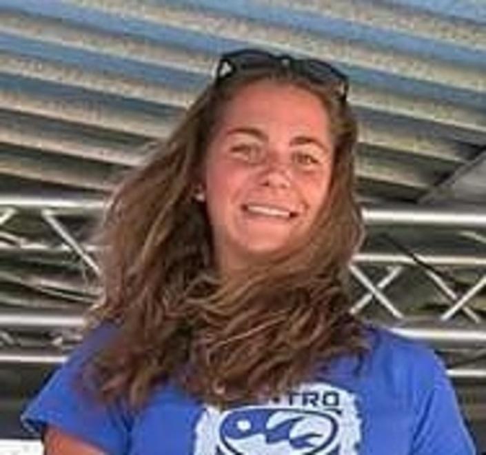 Lisa Tognetti vola sulle onde del lago di Garda 