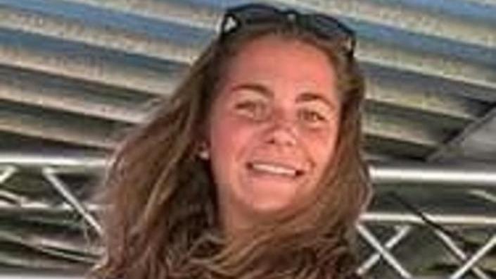Lisa Tognetti vola sulle onde del lago di Garda