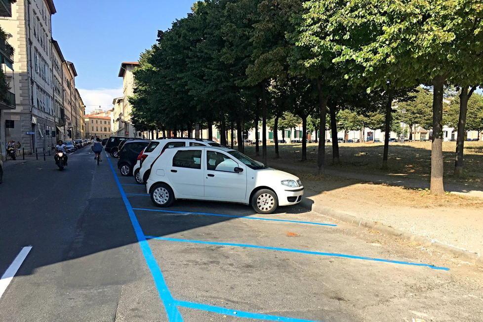 Nuovi posteggi blu in piazza Magenta