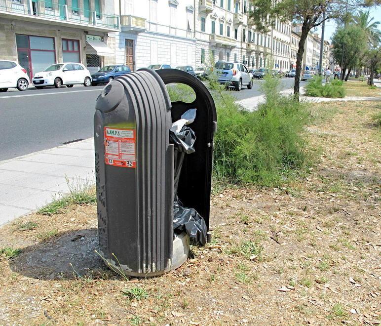 Povera passeggiata piena di buche  