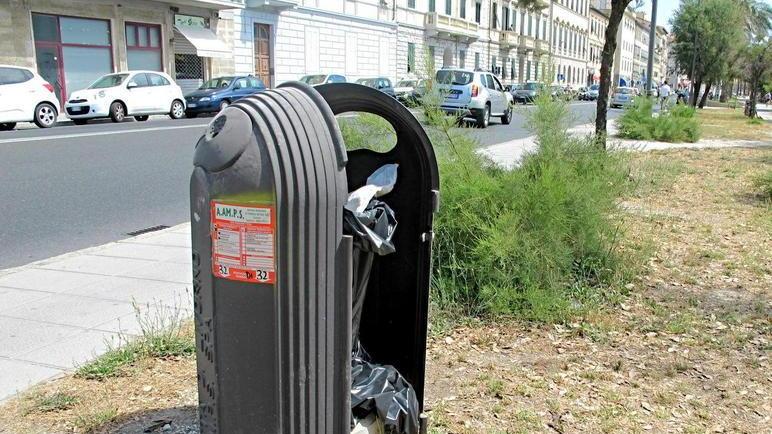 Povera passeggiata piena di buche