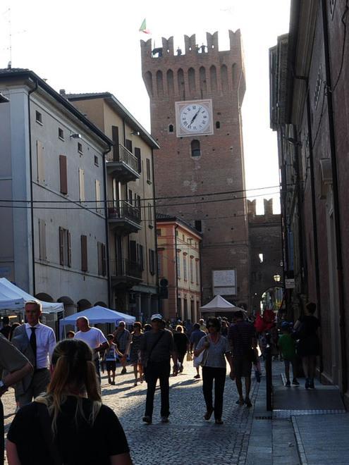 Gettata in terra e rapinata alla fiera 