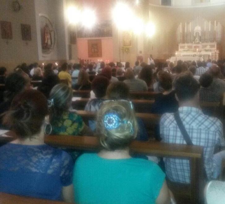 Emozionante veglia per Francesca. Oggi i funerali