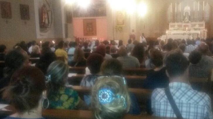 Emozionante veglia per Francesca. Oggi i funerali