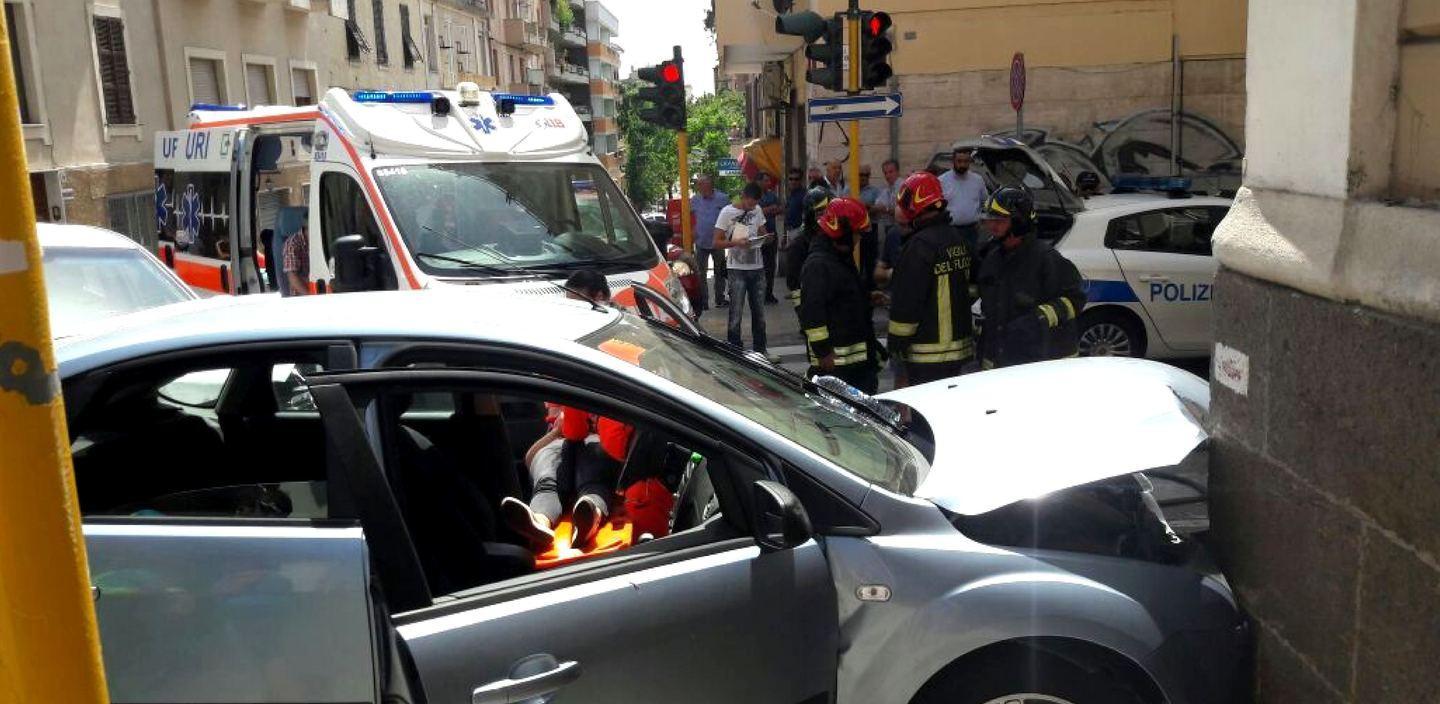 Scontro tra due auto in viale Trento: ferita una donna 