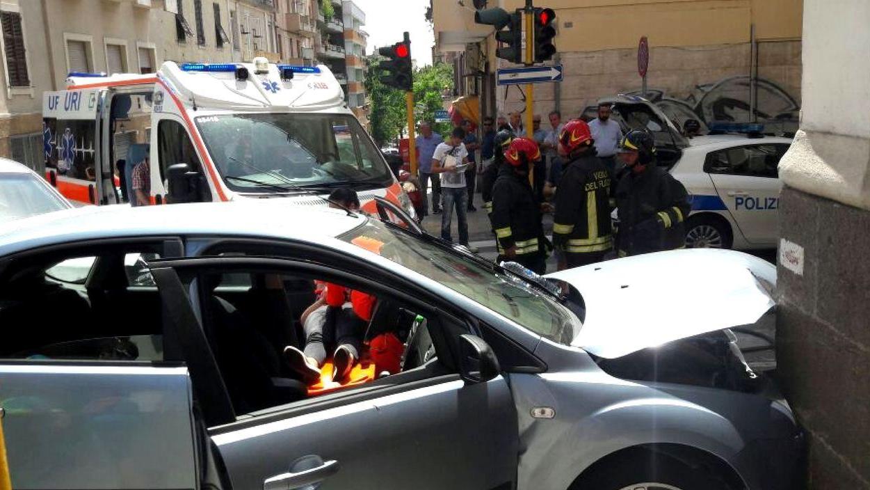 Scontro tra due auto in viale Trento: ferita una donna 