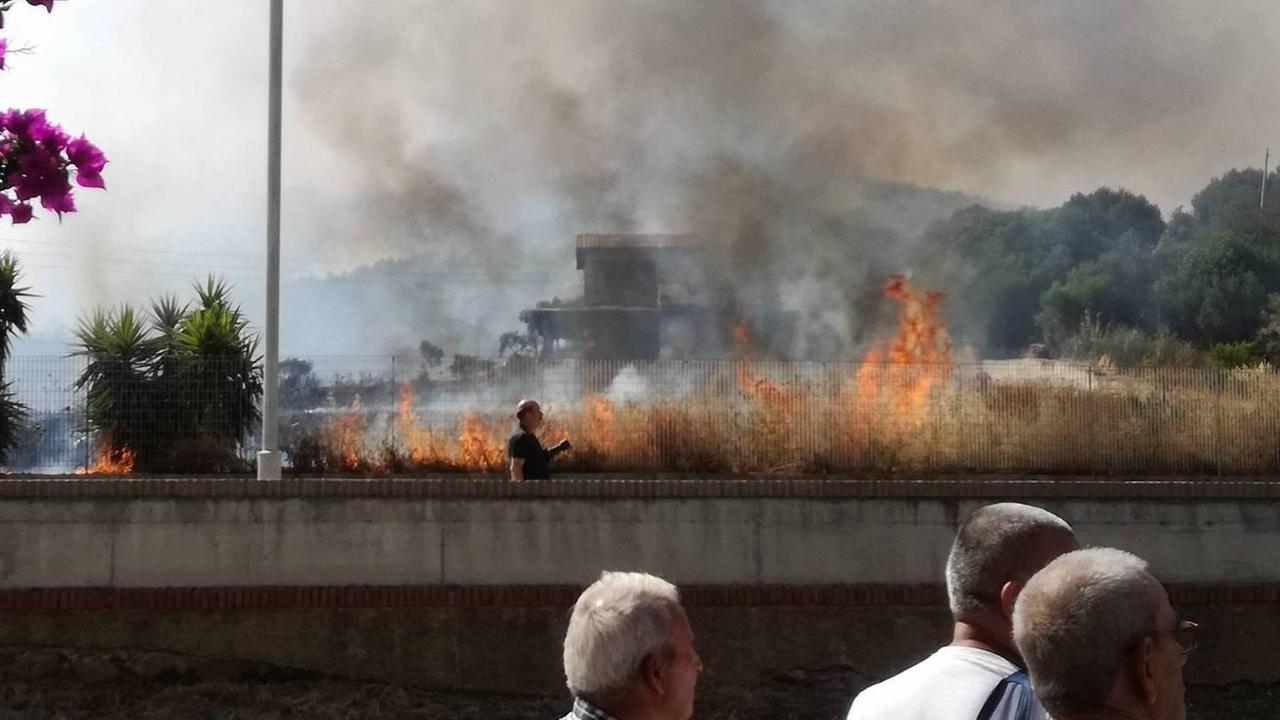 Iglesias, anziani salvati dalle case in fiamme 
