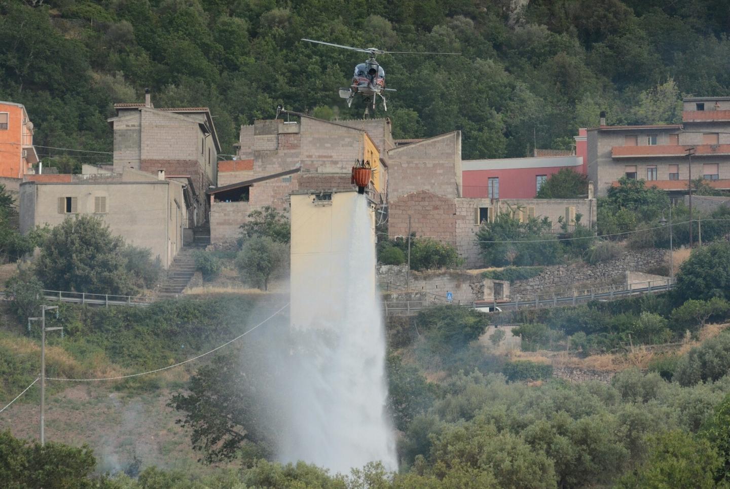 Scintille dal palo elettrico a Sorradile rogo infernale 