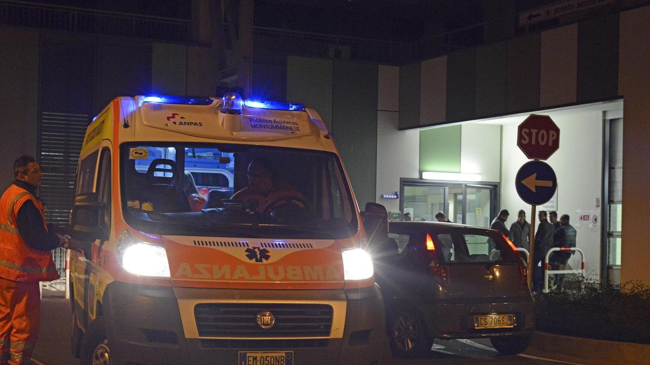 Un'ambulanza al Pronto soccorso (foto d'archivio)