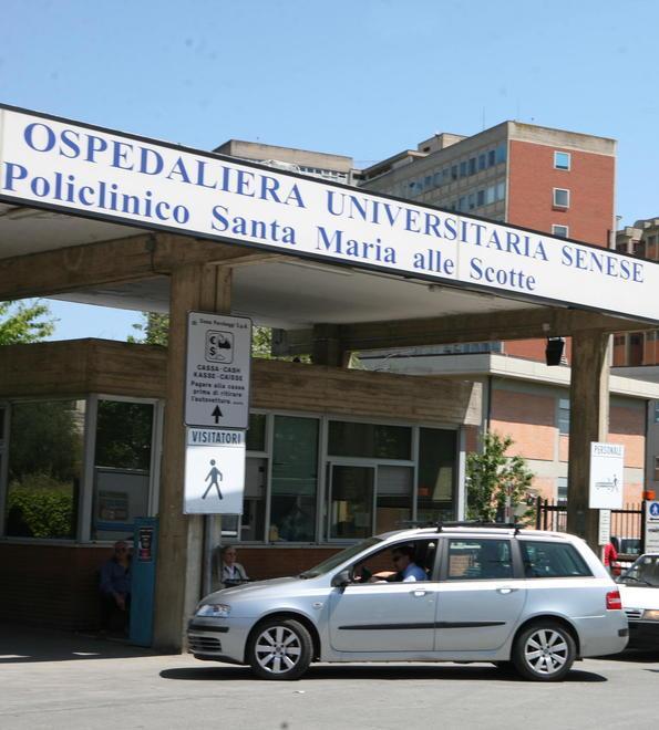 Fermo con l’auto in panne, Suv lo travolge 