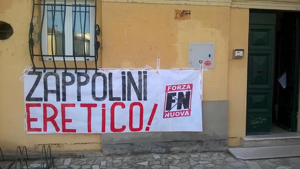 Lo striscione appeso alla canonica