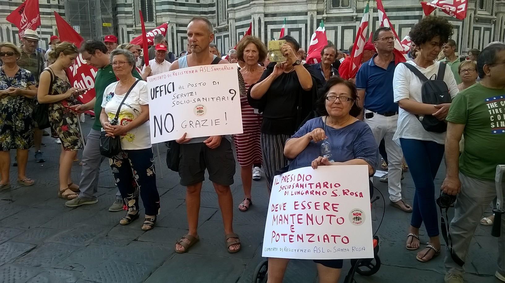 Un momento del sit in organizzato dalla Cgil in piazza Duomo a Firenze