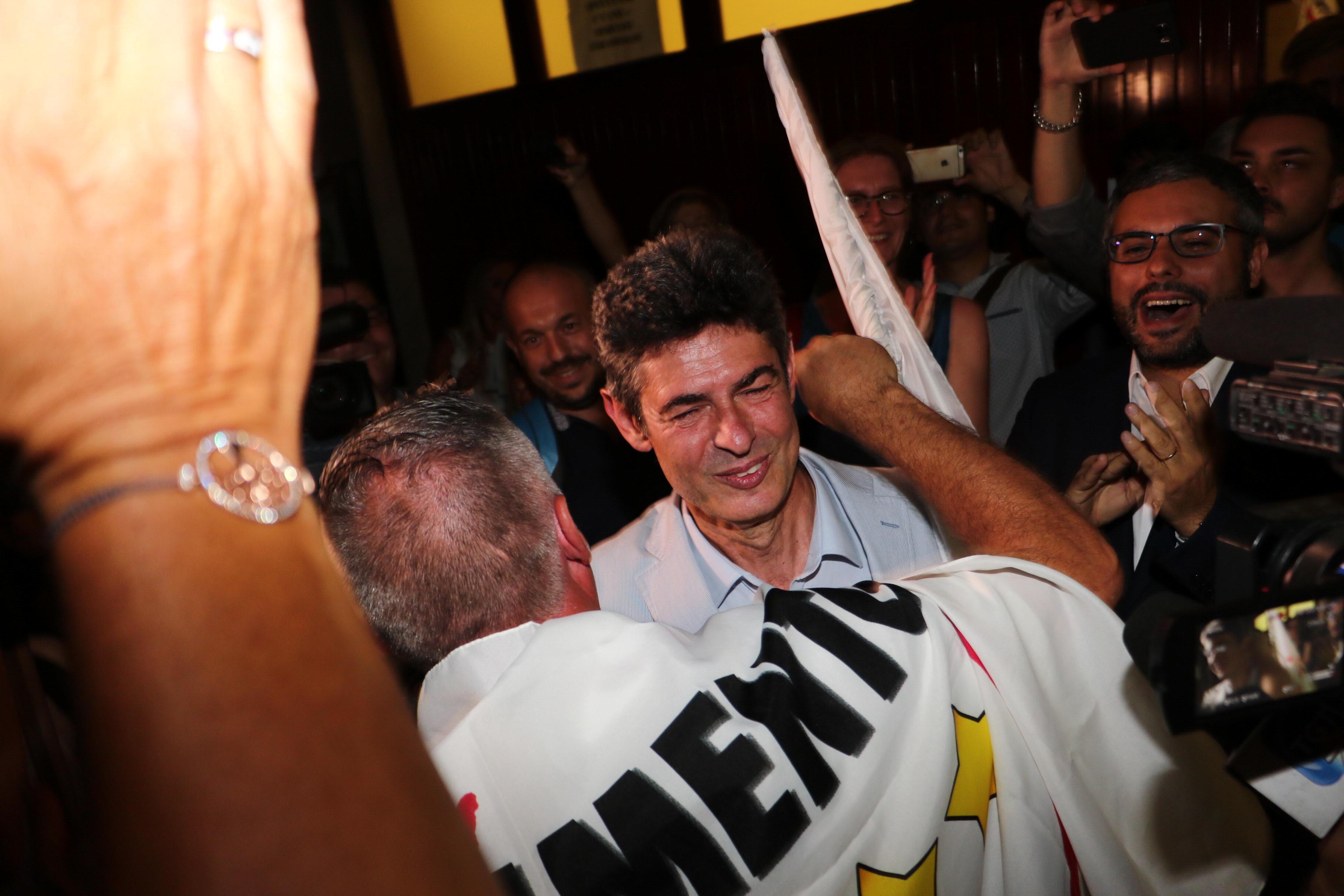 Francesco De Pasquale festeggiato dopo la vittoria al ballottaggio