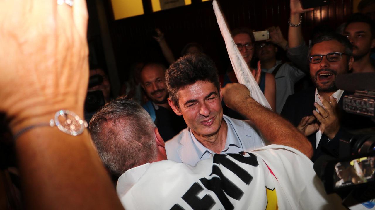 Francesco De Pasquale festeggiato dopo la vittoria al ballottaggio