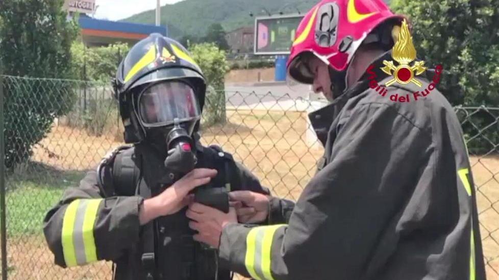I vigili del fuoco indossano gli autorespiratori