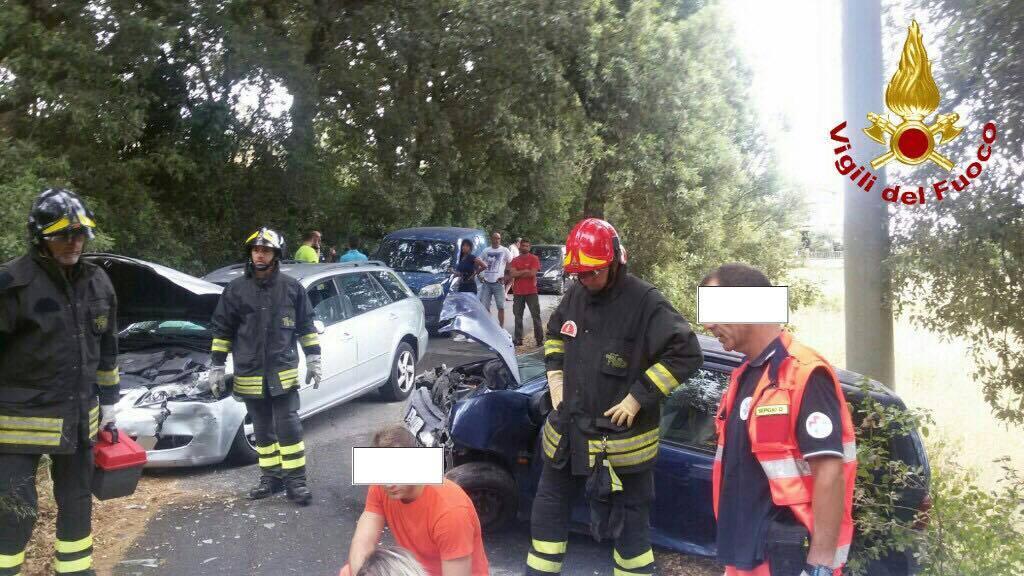 Scontro frontale tra auto al Gabbro: un morto 