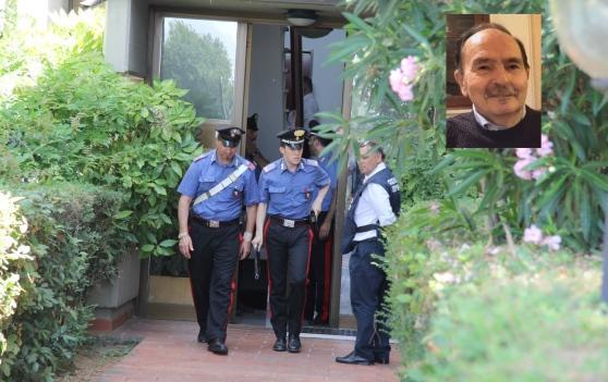 I carabinieri davanti all'appartamento in via Arrigo del Rigo e nel riquadro Piero Innocenti