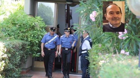I carabinieri davanti all'appartamento in via Arrigo del Rigo e nel riquadro Piero Innocenti
