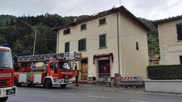 I vigili del fuoco sul luogo dove è crollato un pezzo di tetto