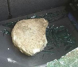 Banda di vandali scatenata in piazzale Risorgimento a Modena 