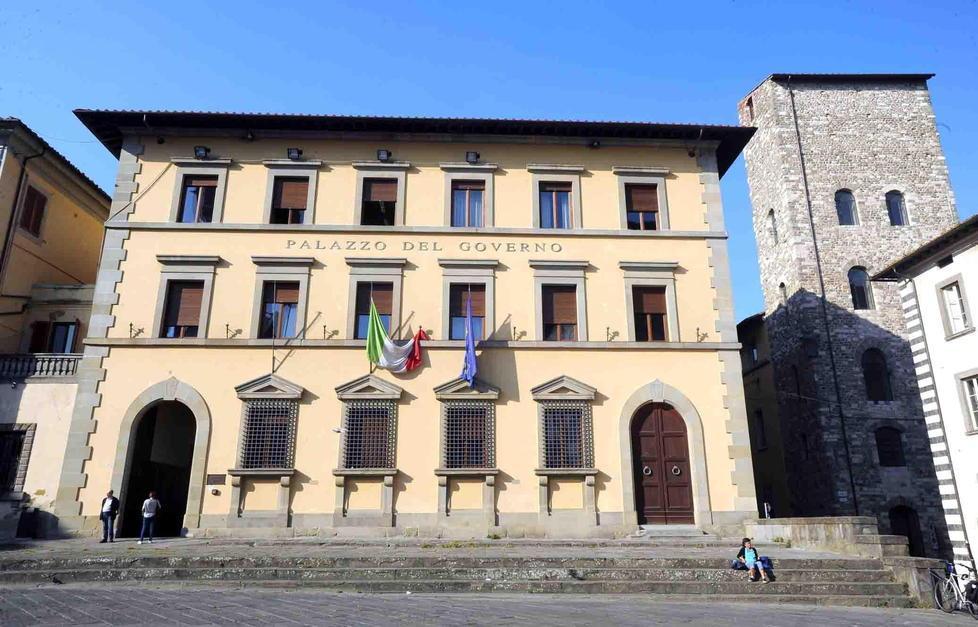 L’ex palazzo della prefettura, per cinque mesi nel mirino delle telecamere spia dei carabinieri (foto Gori)