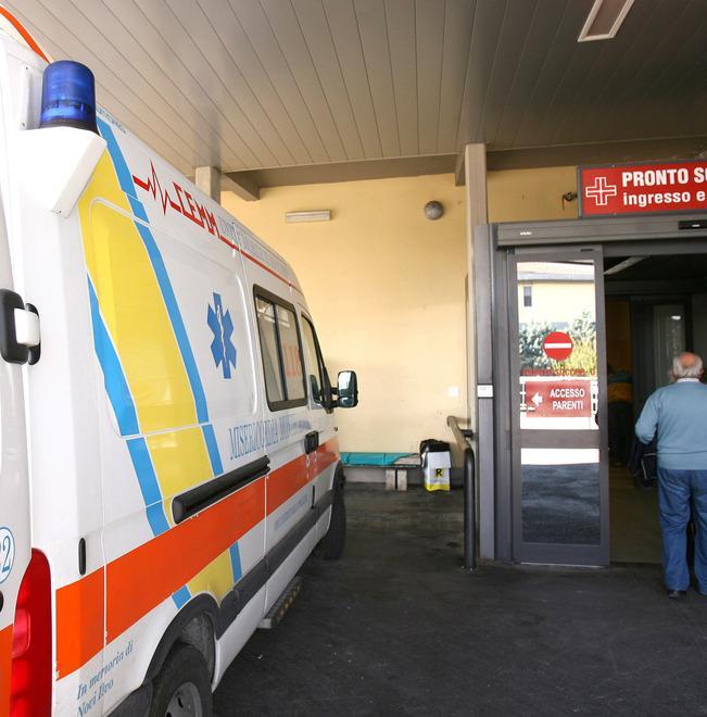 Entra in casa e inizia a riempirla di botte 