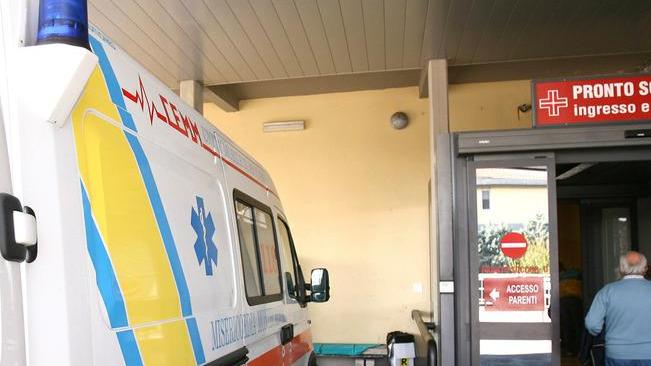 Entra in casa e inizia a riempirla di botte