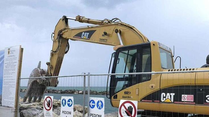 Marina, spianatura al via per le spiagge di ghiaia