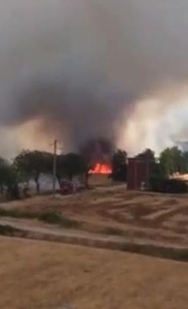 Fiamme lungo la Variante in scacco viabilità e treni 