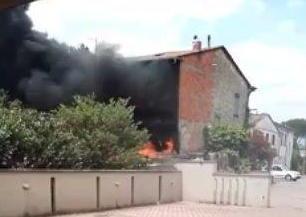 In fiamme una casa disabitata in via del Centenario