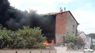 In fiamme una casa disabitata in via del Centenario