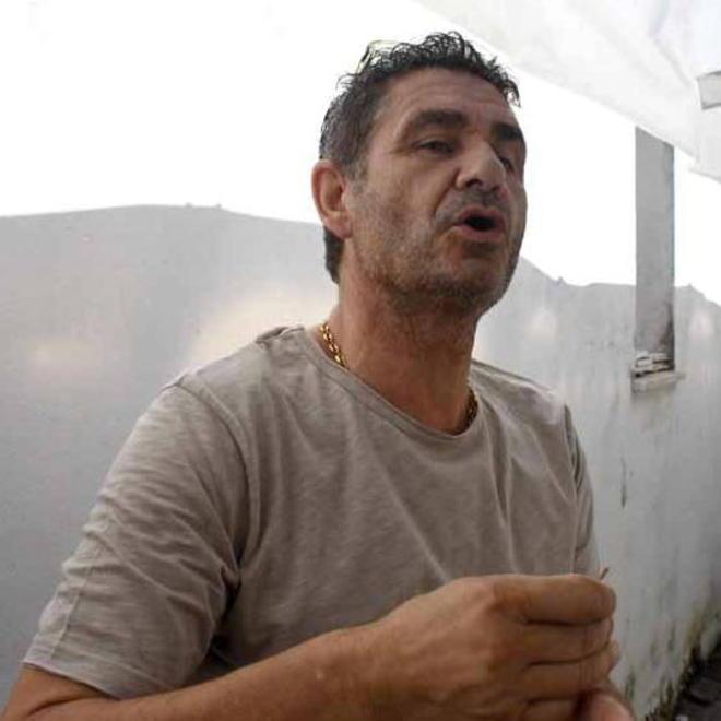 «Ho provato a calmarlo tenendolo a casa ma appena ha sentito le sirene è fuggito»